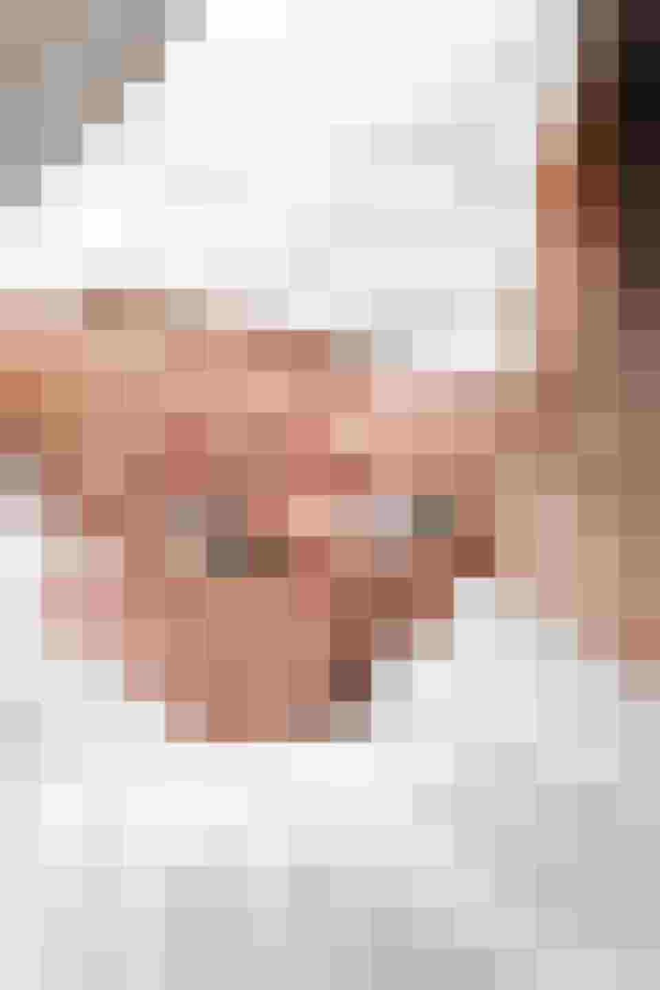 Professionelle Hautbehandlung mit einem Mikrodermabrasionsgerät in einem Kosmetikstudio.